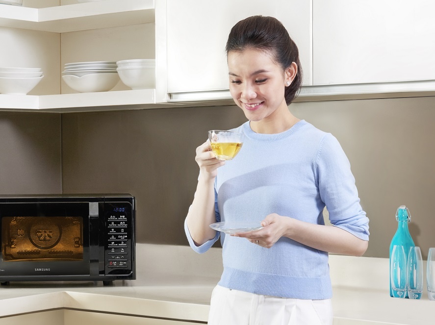 Hoa hau Thuy Lam: 'Giat do, nau com voi toi la hanh phuc' hinh anh