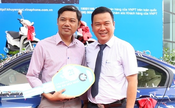 VinaPhone trao thuong 2 xe BMW tri gia 1,8 ty dong cho khach hang hinh anh