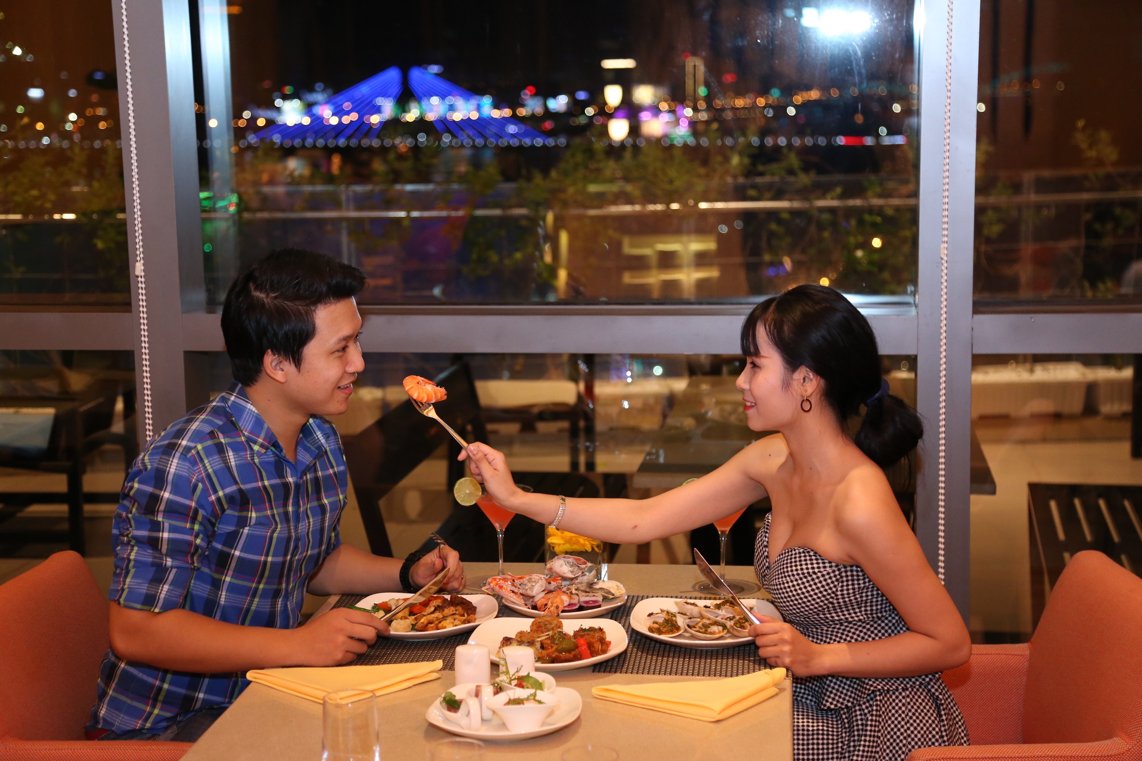 Buffet 5 sao, view chuan 'song ao' tu 495.000 dong tai Novotel Da Nang hinh anh