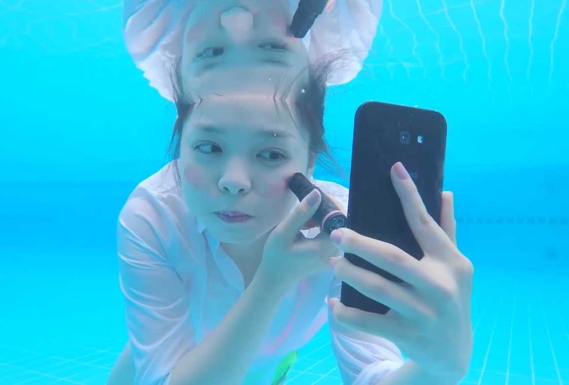 Thu thach make up duoi nuoc, ban co dam? hinh anh