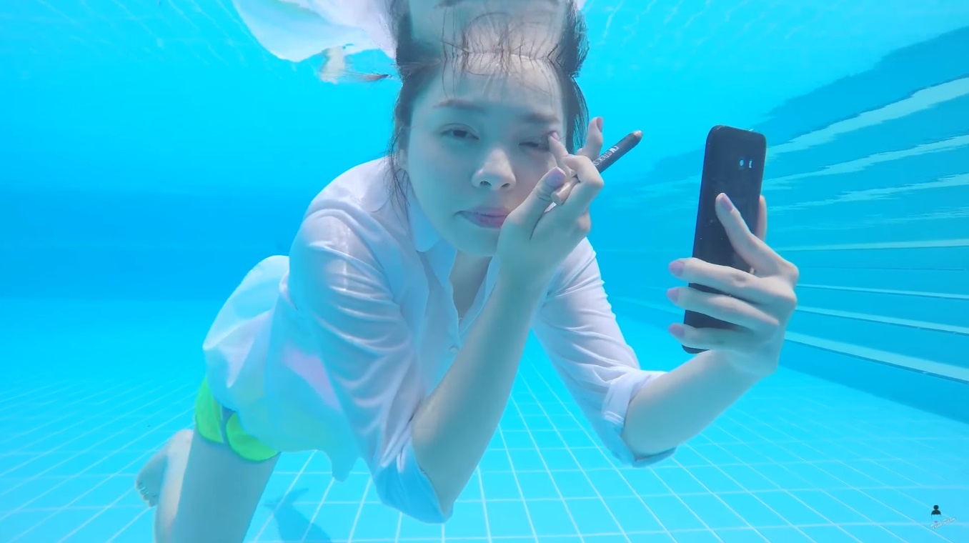 thử thách make up dưới nước ảnh 2 thu thach make up duoi nuoc anh 2