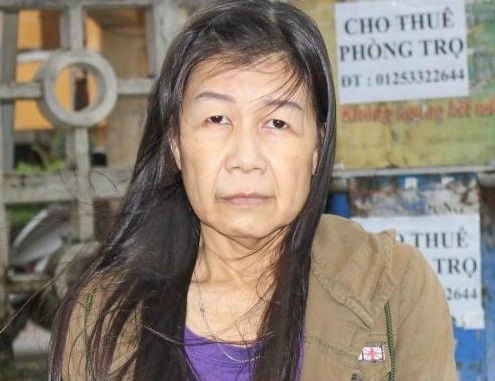 Co gai 22 tuoi mang guong mat ba lao 80 duoc phau thuat mien phi hinh anh