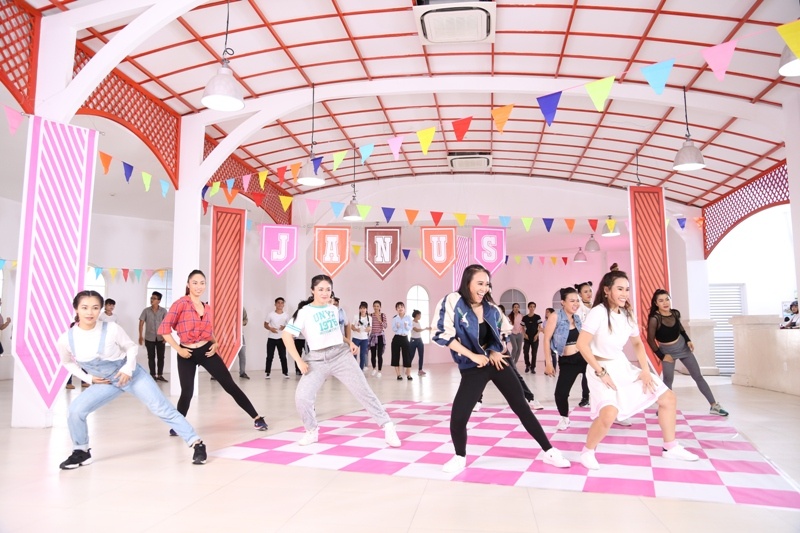 Nu phu 'Em chua 18' khoe vu dao ca tinh trong phim ngan moi hinh anh