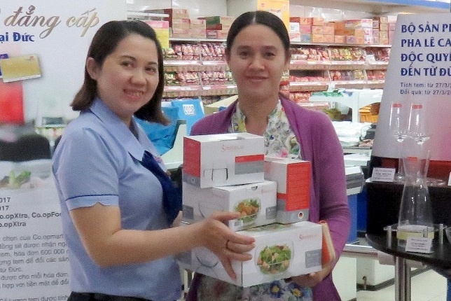 Mua hang tai Co.opmart, nhan qua sang nhap khau hinh anh