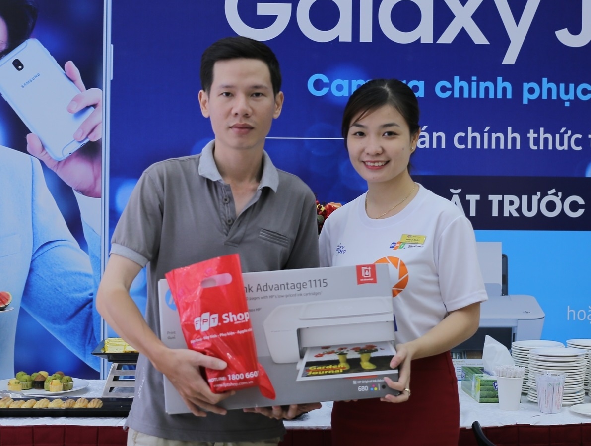 Khach FPT Shop hao hung nhan may in mau trong ngay mo ban J7 Pro hinh anh