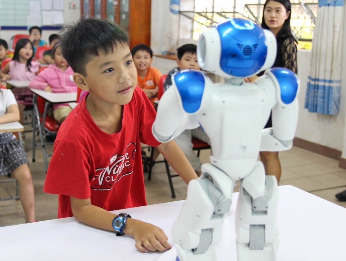 Ben trong lop hoc tieng Anh voi thay giao robot hinh anh