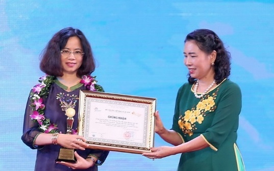 Vietravel nhan cu dup giai thuong ve chat luong doanh nghiep du lich hinh anh