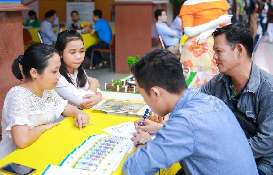 HUTECH nhan ho so xet tuyen hoc ba den 20/7 hinh anh