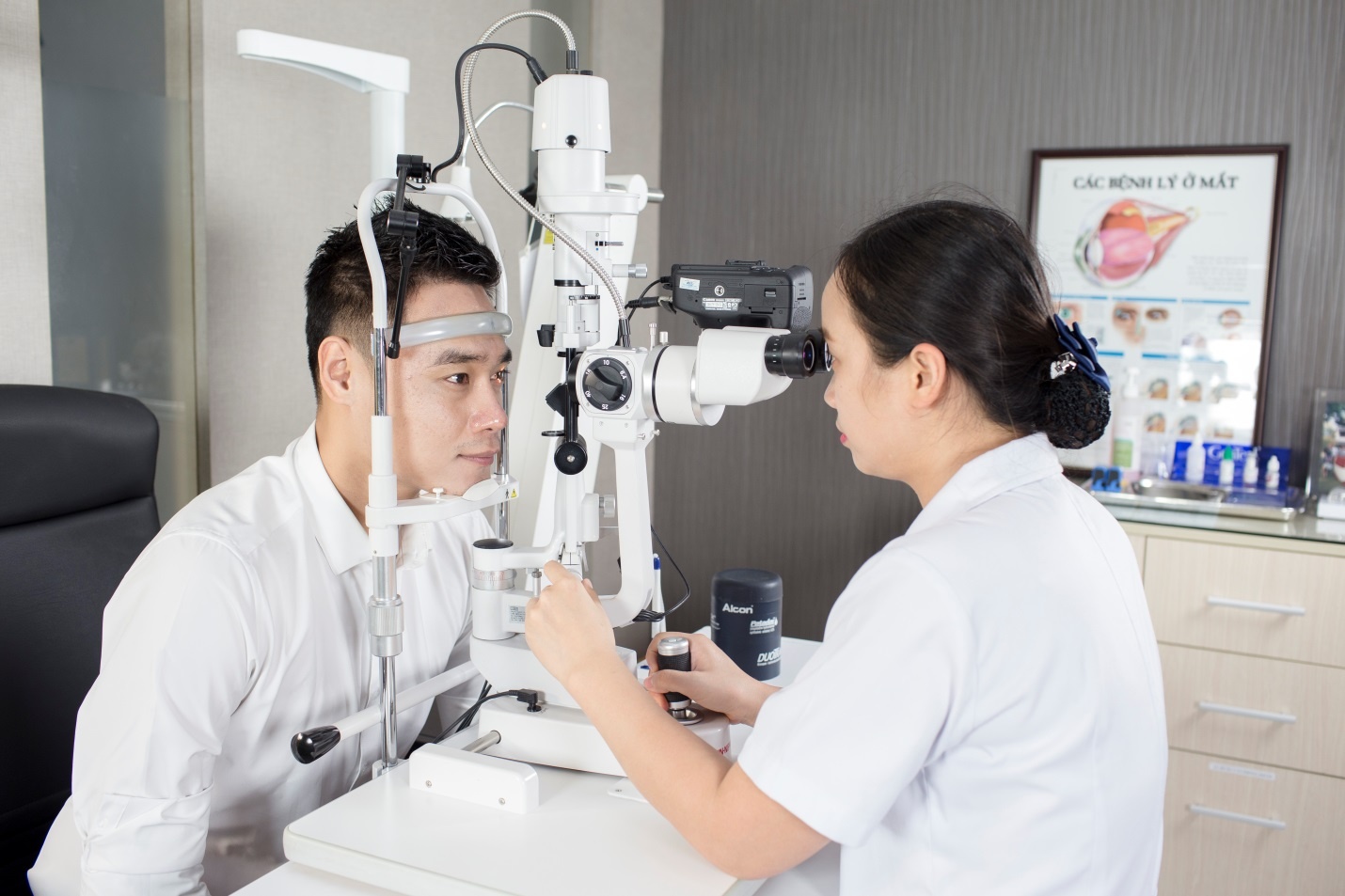 Chon phuong phap phau thuat hieu qua cho nguoi mac tat khuc xa hinh anh