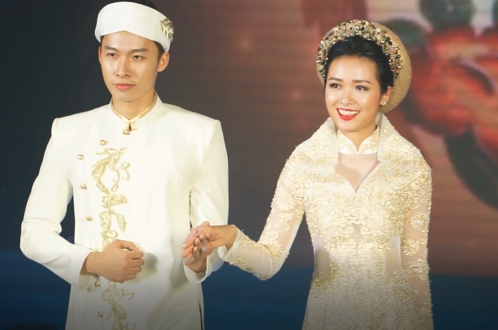 Tiep vien VNA trinh dien catwalk trong BST ao dai cua Vo Viet Chung hinh anh