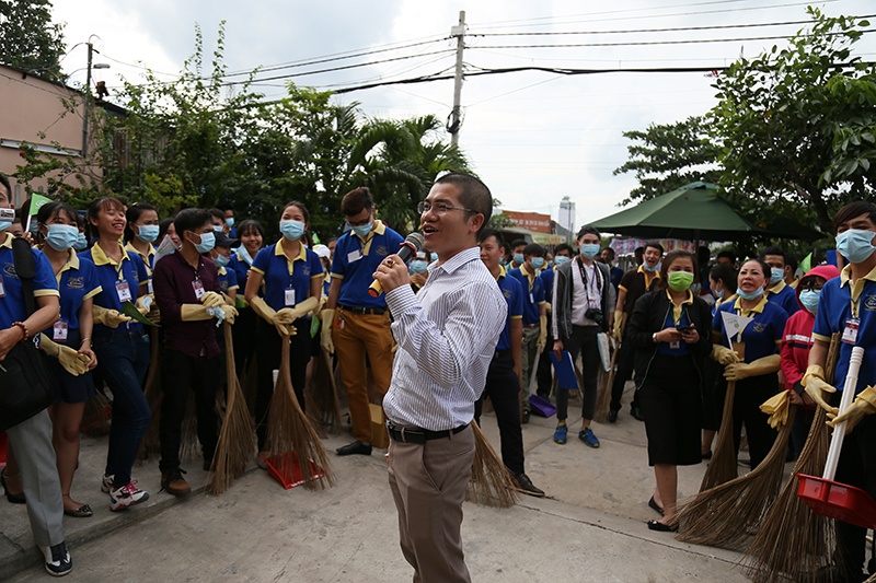 1.500 chuyen vien sale don dep rac thai o khu vuc Kha Van Can hinh anh