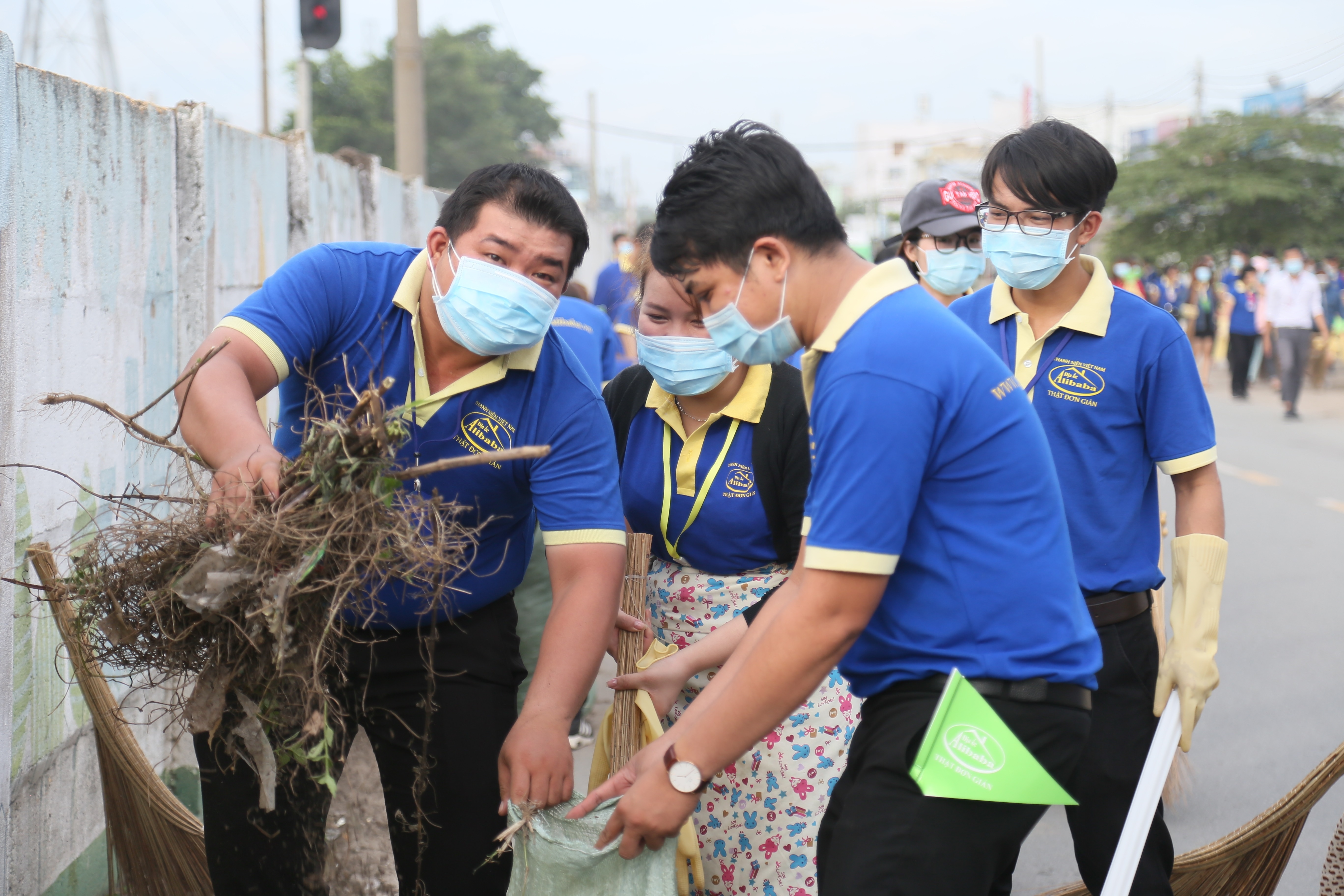 chuyên viên sale dọn dẹp rác thải ở Kha Vạn Cân ảnh 2 chuyen vien sale don dep rac thai o Kha Van Can anh 2