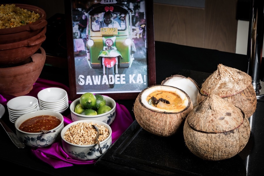 Thuong thuc tiec trua tren tang cao ben gia dinh hinh anh