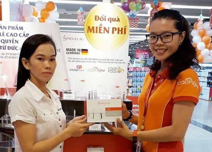 Khach hang nhon nhip nhan qua sang mien phi tai Co.opmart va Co.opXtra hinh anh