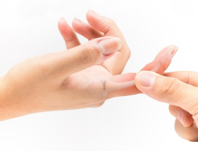 Canh giac voi trieu chung dau cung khop ngon tay buoi sang hinh anh