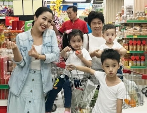 Me Oc Thanh Van thay doi suy nghi ve xuc xich hinh anh