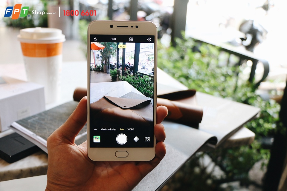 16 khach hang trung may lanh khi mua dien thoai Vivo tai FPT Shop hinh anh