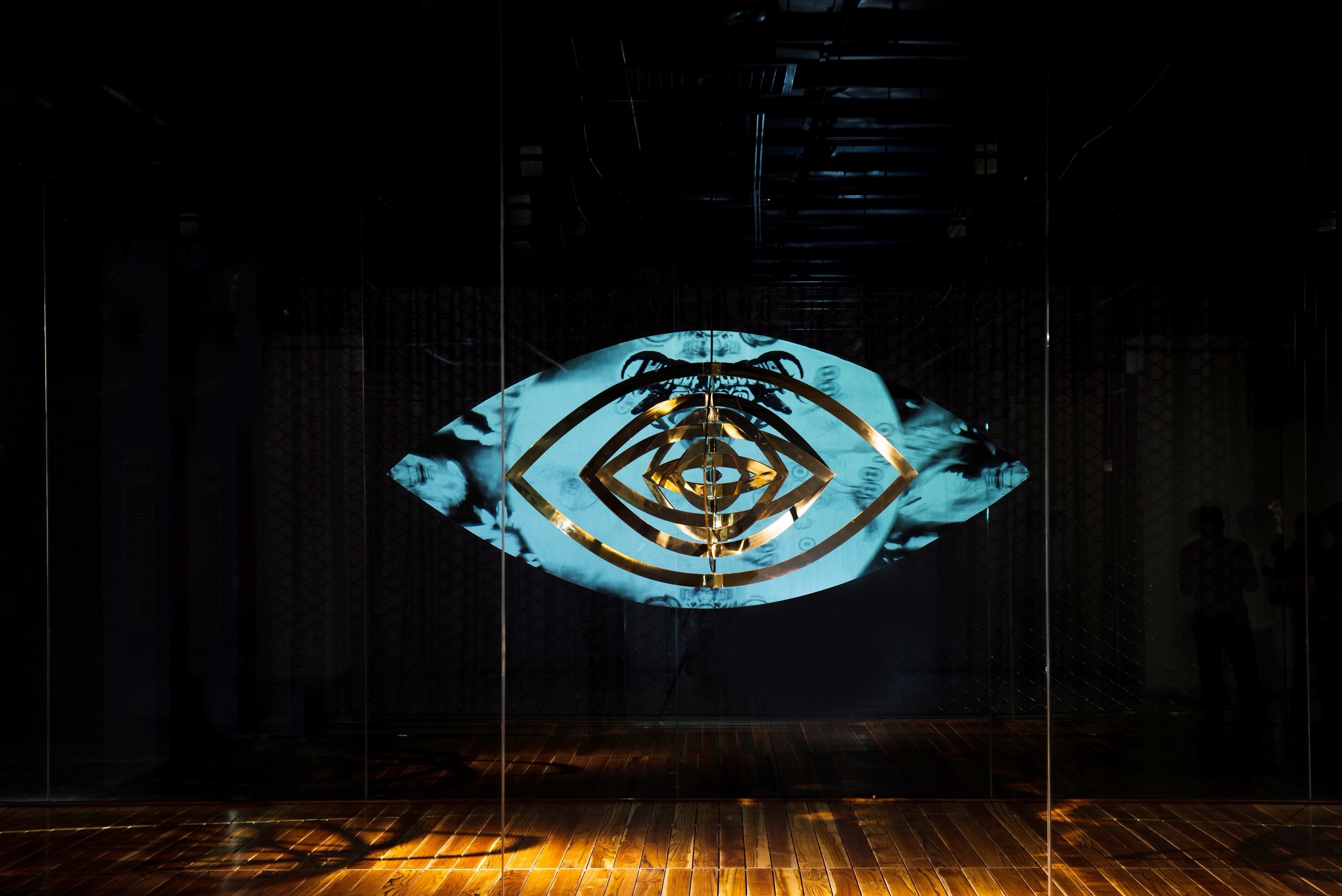 Ben trong trung tam nghe thuat duong dai Vincom tai Ha Noi hinh anh