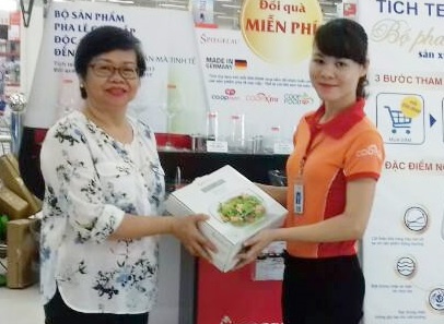 Khach don dap den Co.opmart nhan qua sang mien phi tuan cuoi hinh anh
