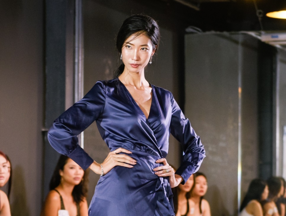 Trang Pham lam mau cho dan thi sinh tai International Model Search hinh anh