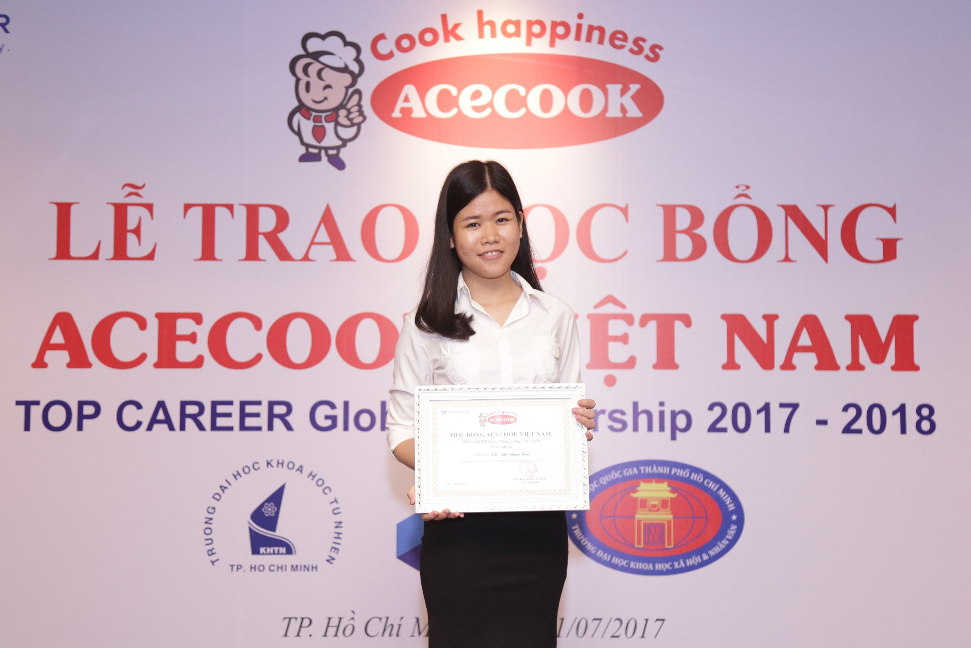 Acecook Viet Nam trao hoc bong 30.000 USD cho sinh vien hinh anh