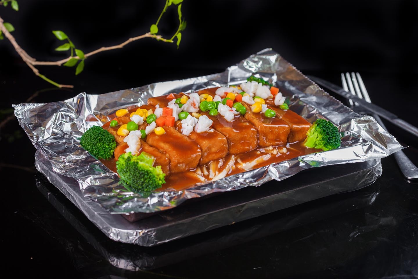 Nem thu canh Kungfu, dau phu thiet ban tai nha hang tren cao hinh anh