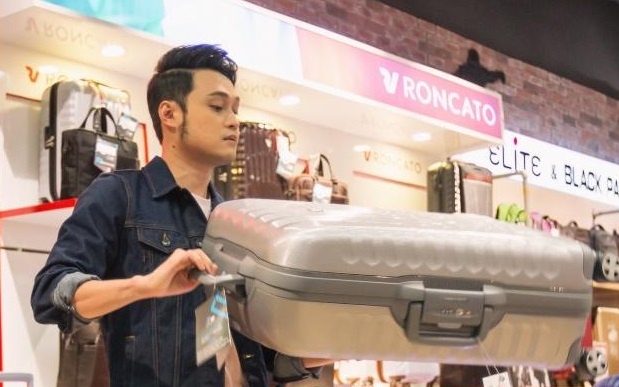 Quang Vinh chon mua vali tai showroom Roncato dau tien o Viet Nam hinh anh