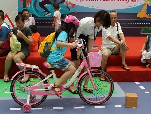 Cac gia dinh soi noi tham gia ngay hoi An toan giao thong tai AEON hinh anh