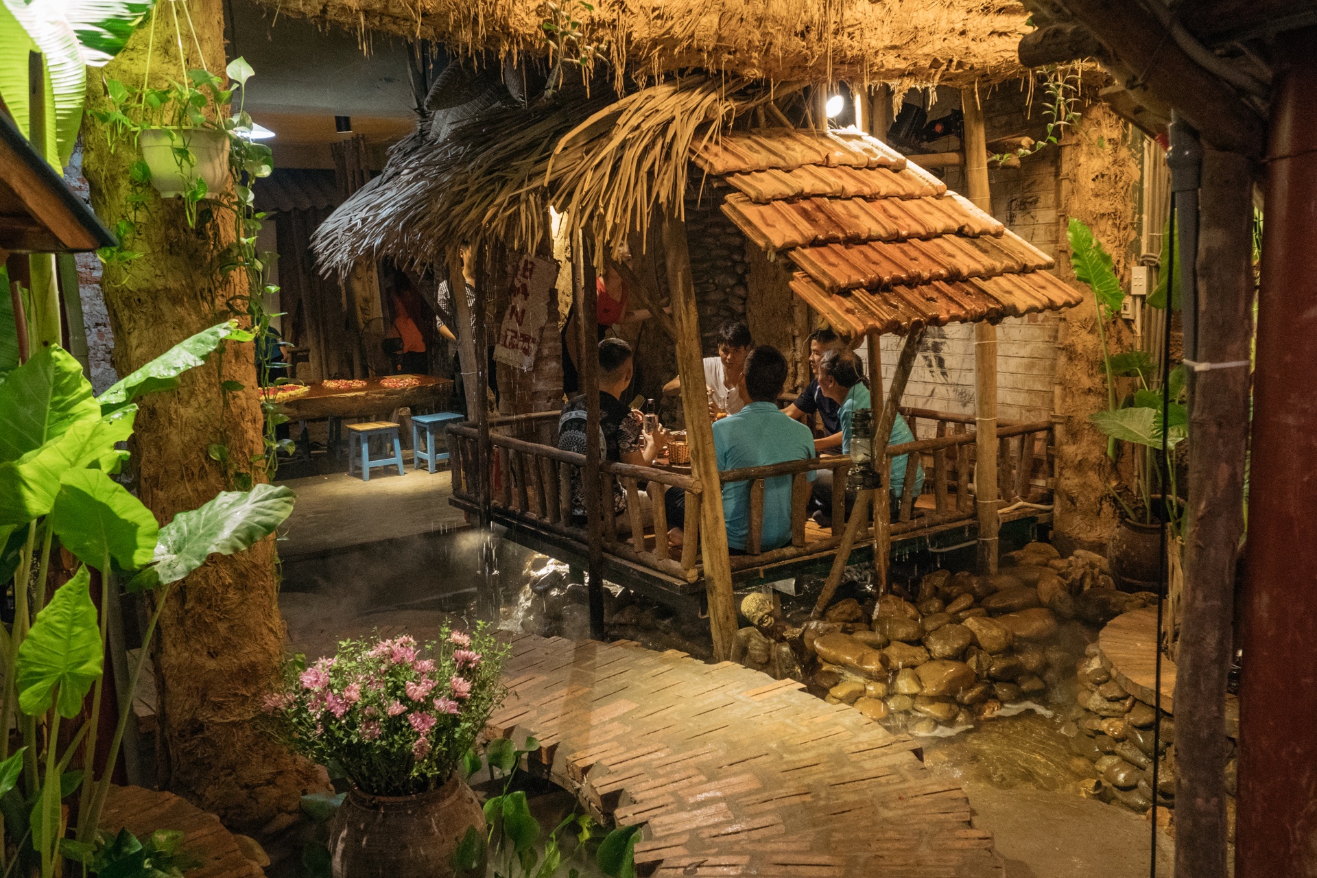 Quan an dep nhu buc hoa dong que tai Ha Noi hinh anh