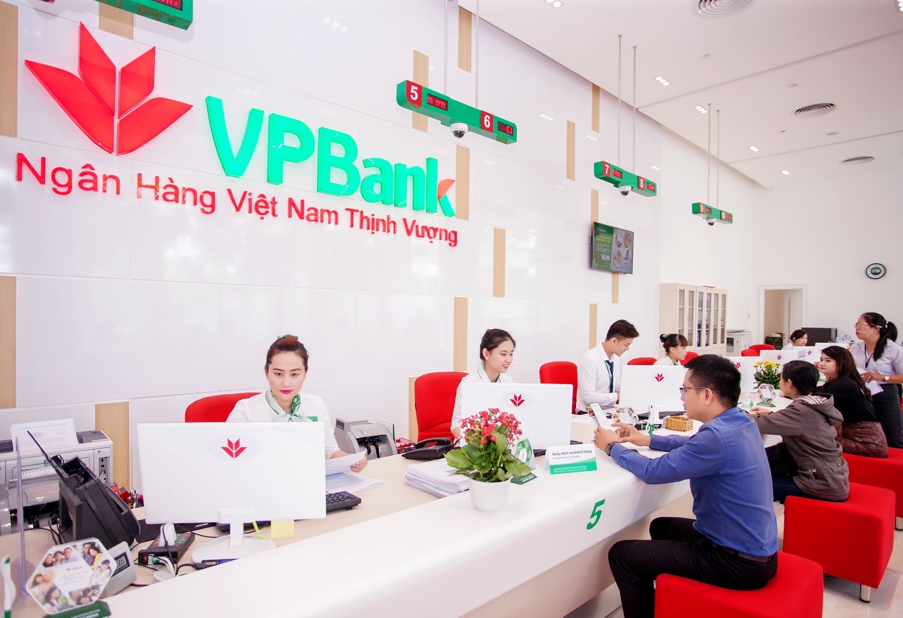 Lanh dao VPBank va nguoi nha dang ky mua hon 145 trieu co phieu hinh anh