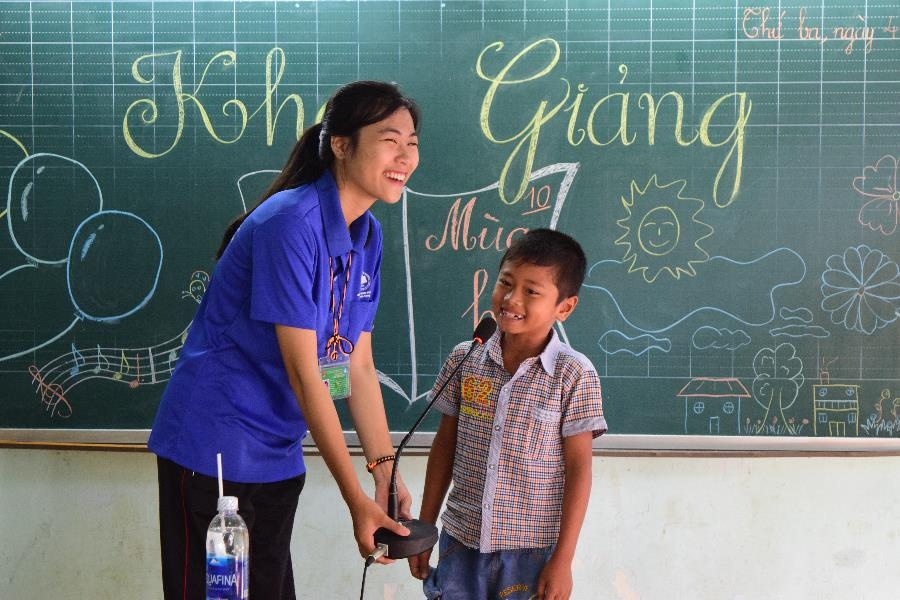 Loat anh tran day tinh cam tu cac chuong trinh tinh nguyen hinh anh