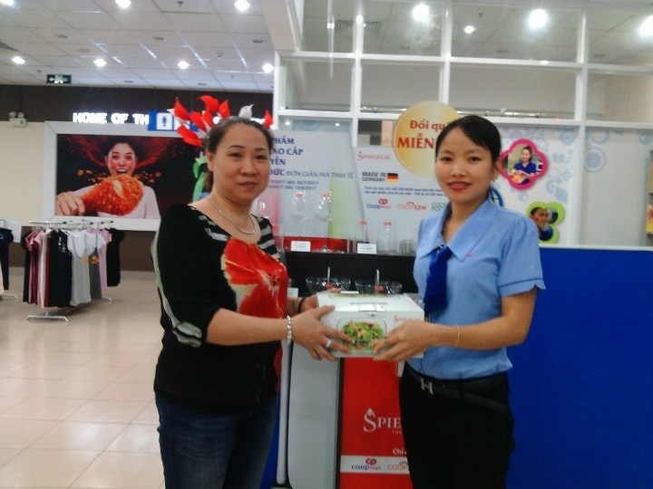 Sieu thi Co.opmart dap diu khach hang den nhan qua sang mien phi hinh anh