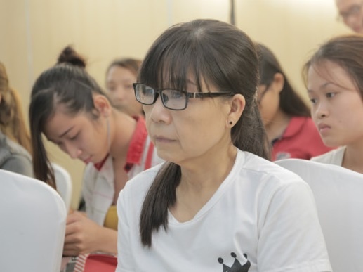 Co gai co khuon mat ba lao hanh phuc sau ca dai phau hinh anh