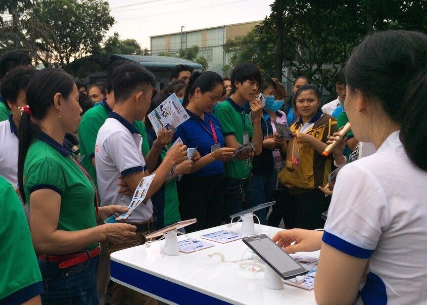 Philips Mobile ket hop voi khu cong nghiep mang uu dai den cong nhan hinh anh