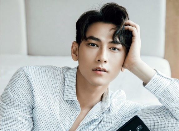 Fan khoe tai chup anh de duoc gap go Isaac, Soobin Hoang Son hinh anh