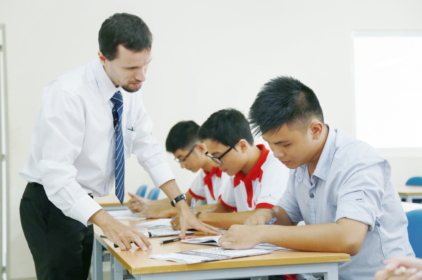Muc diem chuan dai hoc tai UEF tang manh hinh anh