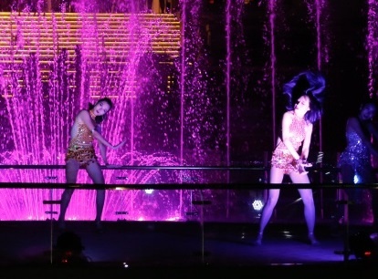 Giai tri hap dan ve dem voi nuoc va lua giua Ho Tram hinh anh