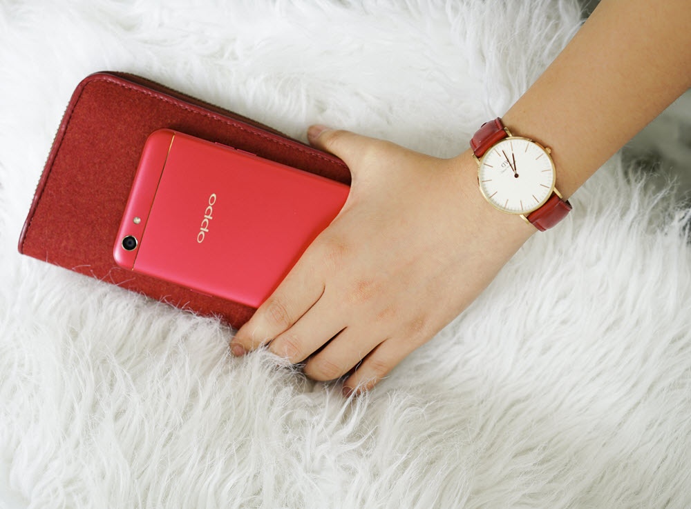 Bat kip xu huong, Oppo ra mat F3 phien ban mau do hinh anh