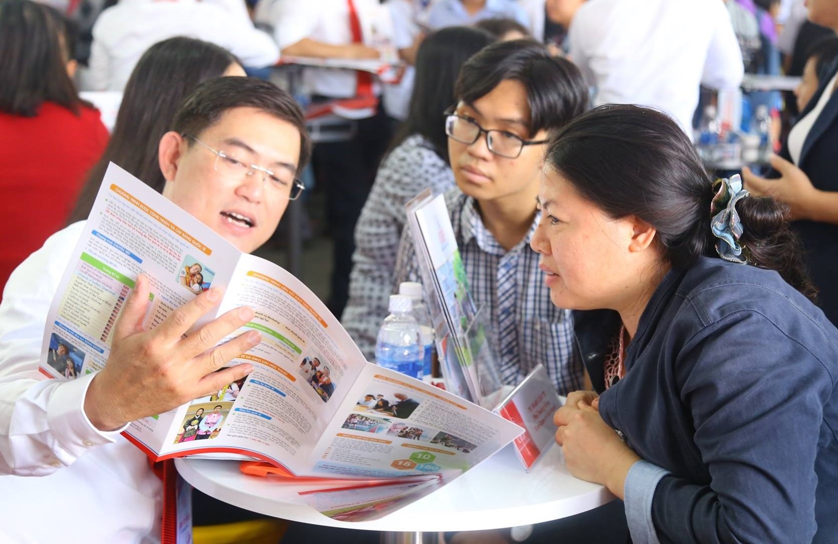 UEF nhan ho so xet tuyen hoc ba lop 12 den ngay 10/8 hinh anh