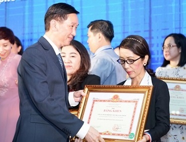 Nhua Long Thanh nhan bang khen thuc hien tot nghia vu thue 2016 hinh anh