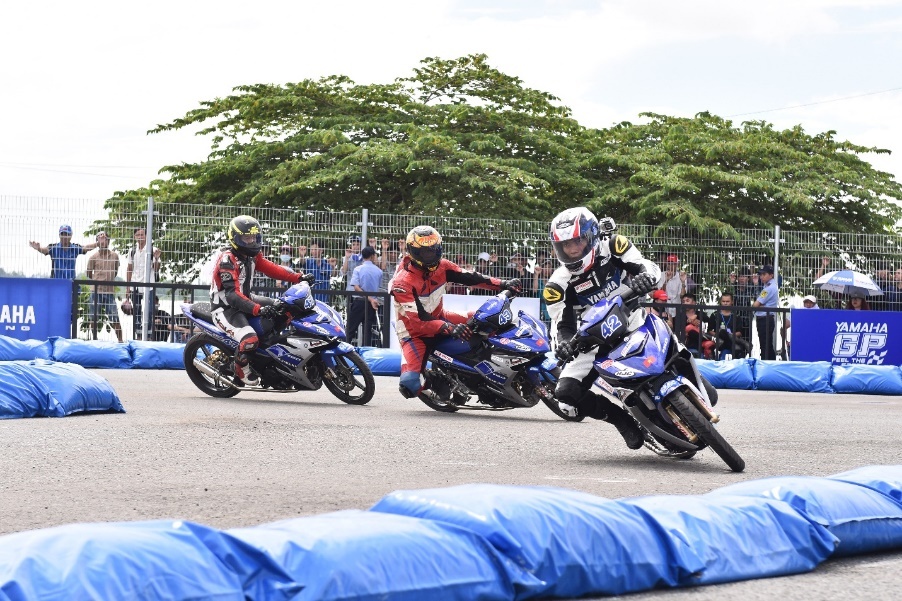 Chang 2 giai dua xe the thao Yamaha GP 2017 sap do bo Da Nang hinh anh