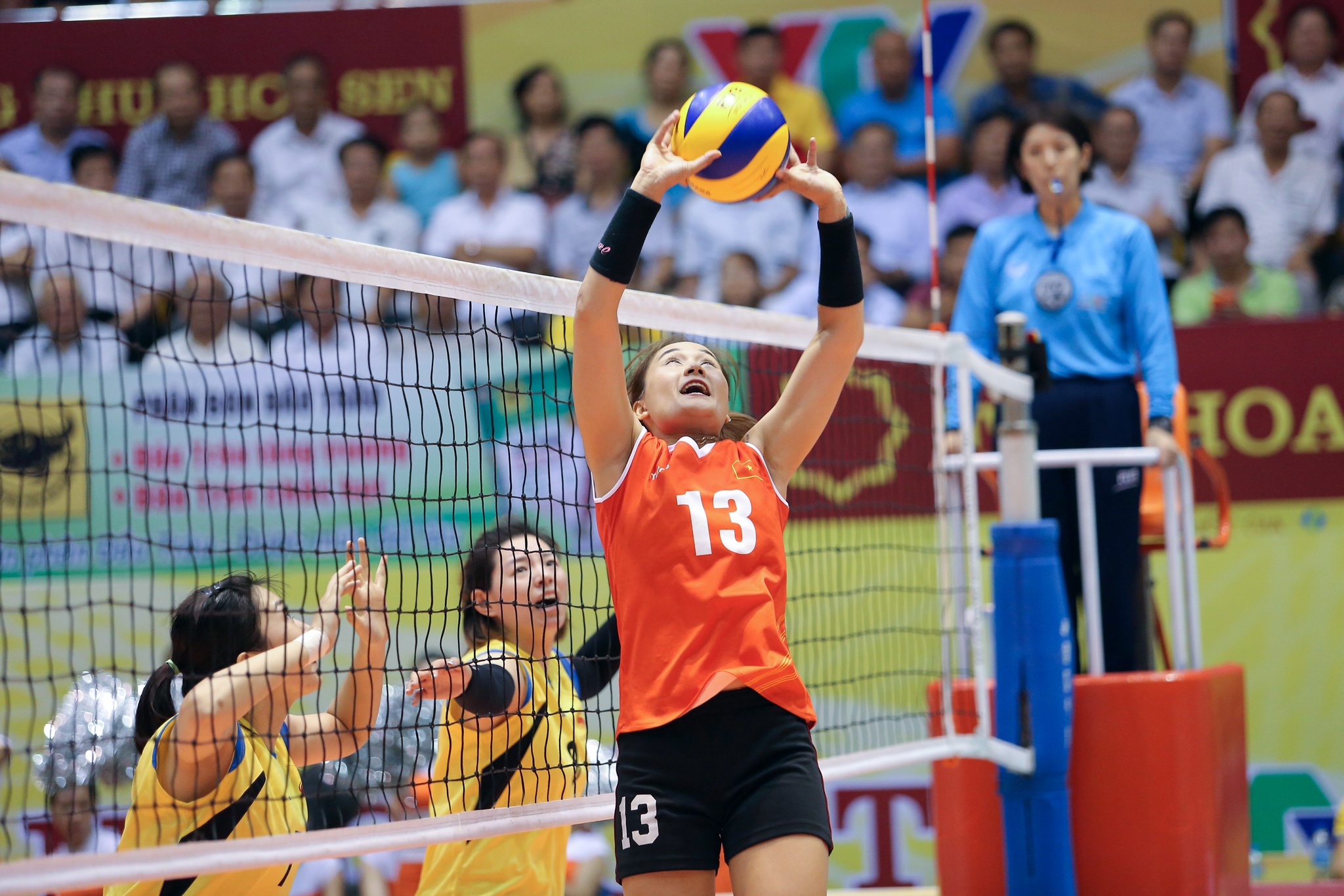 Hoa khoi bong chuyen Linh Chi va giac mo vang SEA Games cho Viet Nam hinh anh