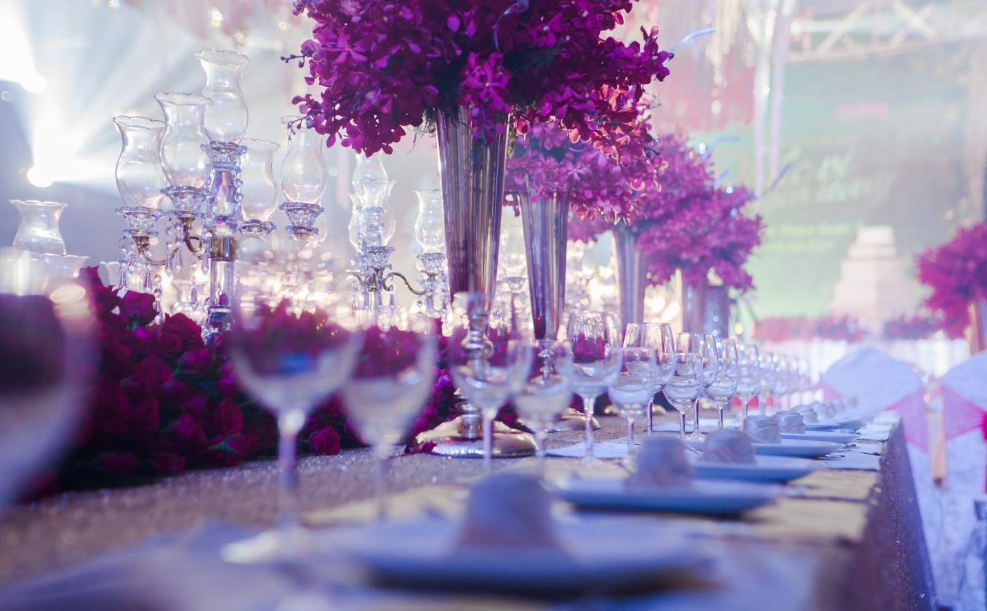 Tiec cuoi mau hoanh trang voi hang nghin vien pha le hinh anh