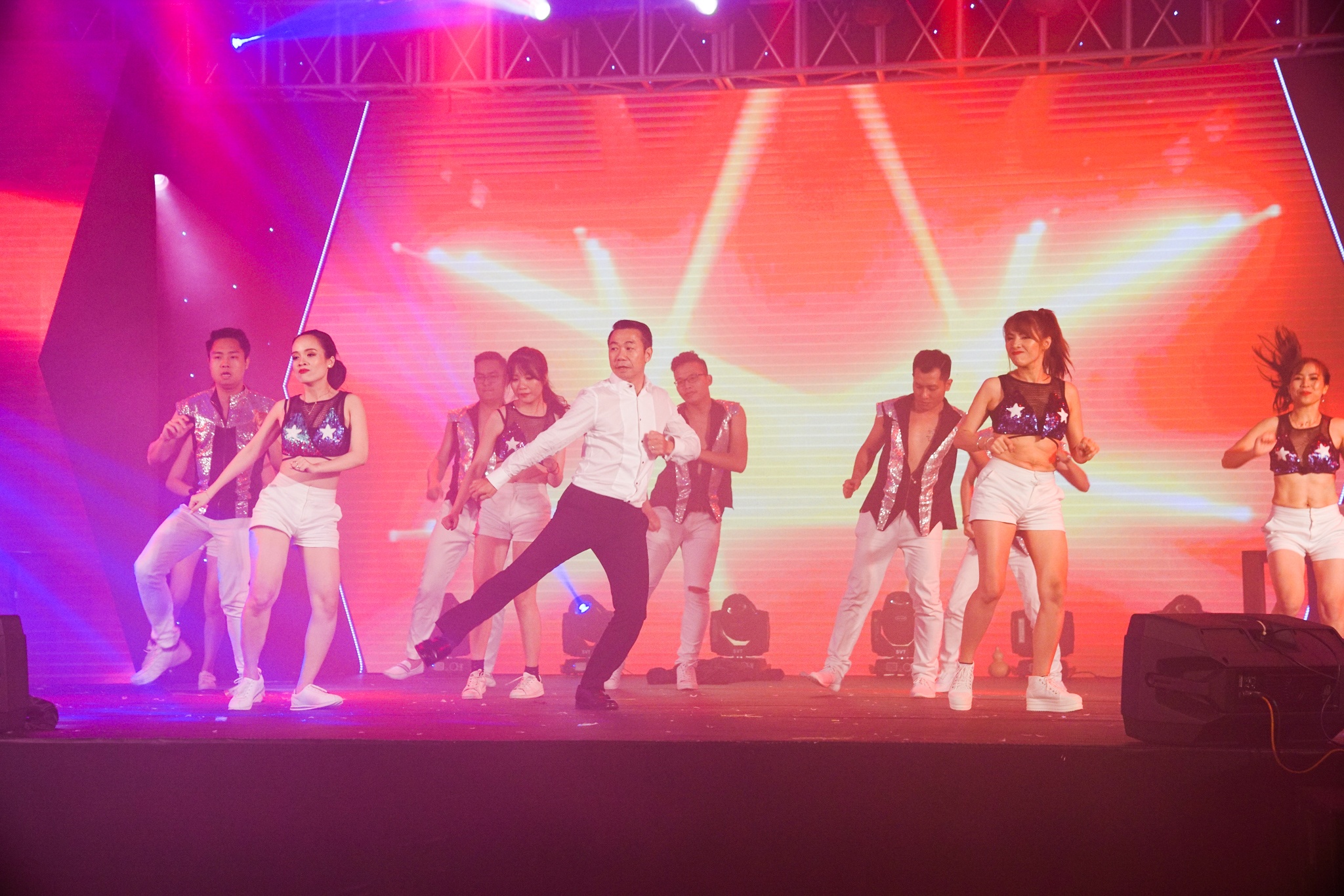 Play Hard - Work Harder - Khoi Thi Truong Tai Chinh (FM) hinh anh