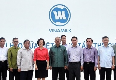 Doan can bo cap cao Lao tham va lam viec tai nha may sua Vinamilk hinh anh