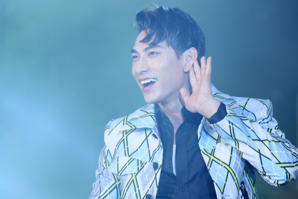 Hoang Thuy Linh, Isaac 'chay het minh' truoc do cuong nhiet cua fan hinh anh