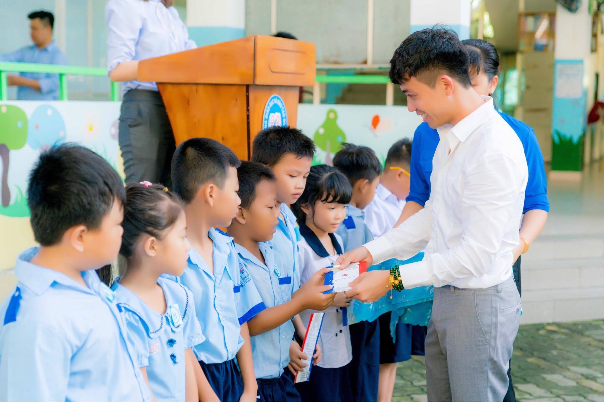 Cong ty Nhua Long Thanh trao hoc bong cho hoc sinh kho khan hinh anh