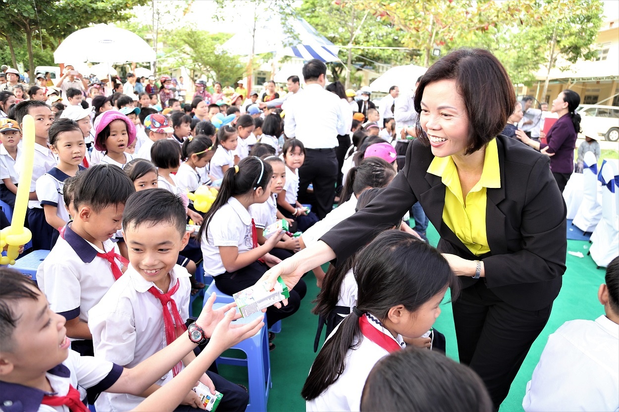 Trong 10 nam, Vinamilk dong gop 130 ty cho quy sua tre em Viet Nam hinh anh