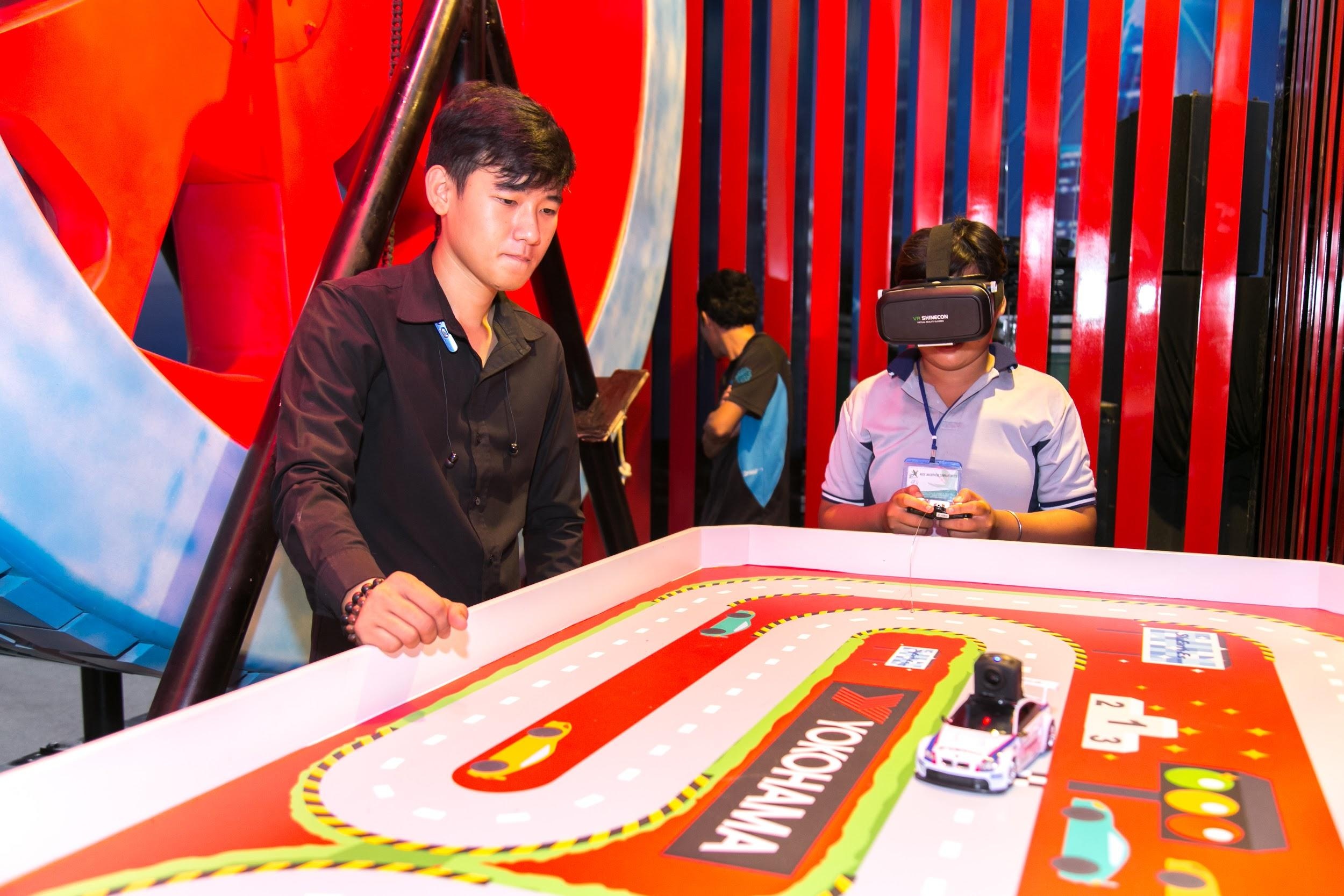 Khach hang hao hung voi Yokohama Challenge tai 'Vietnam Motor Show' hinh anh