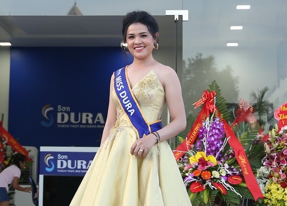 A hau Son Thi Du Ra rang ro du khai truong chi nhanh son Dura mien Bac hinh anh